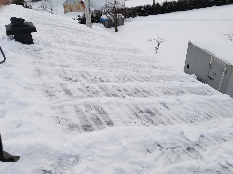 Retrait de la neige pour assurer la sécurité du bâtiment.